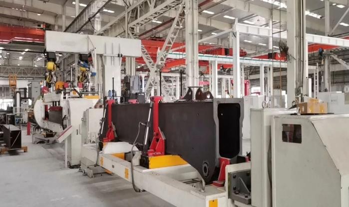 伸缩臂机器人焊接生产线